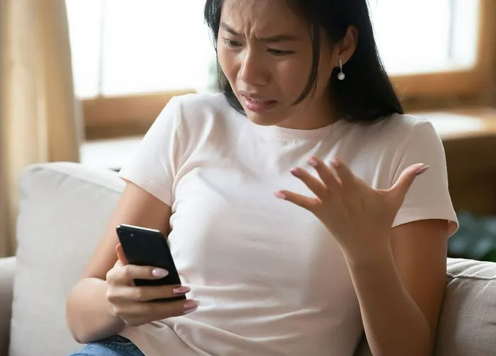 woman-frustrated-iphone