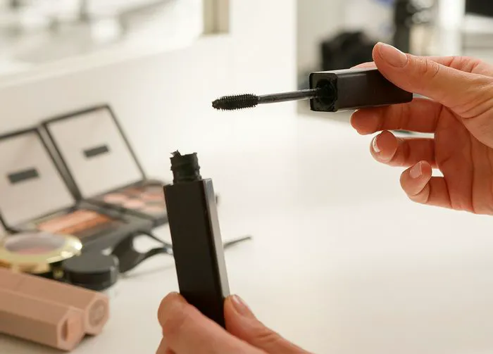 woman-opening-mascara