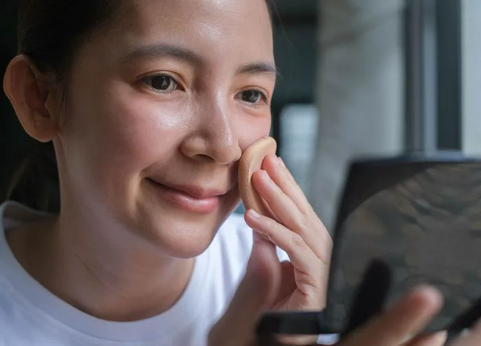 woman-applying-foundation