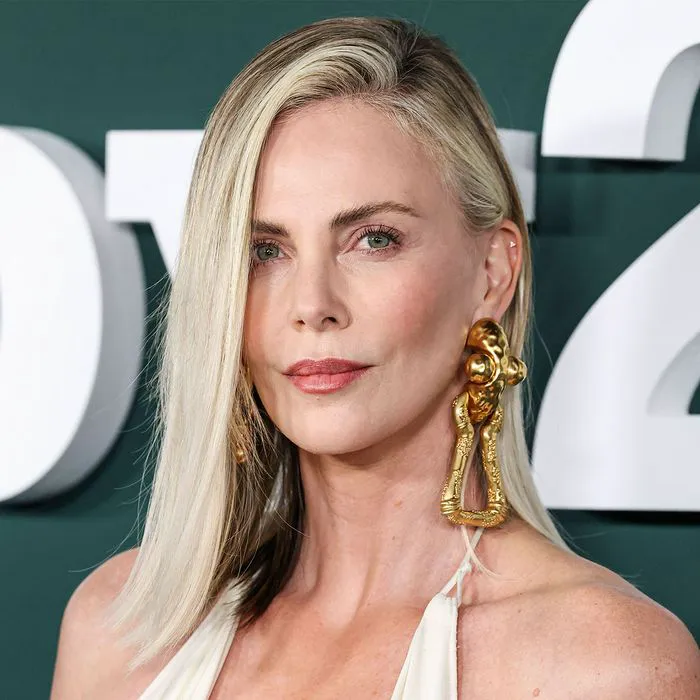 Charlize Theron Leaves Her Fans Speechless In A Mini Skirt And Chic 
