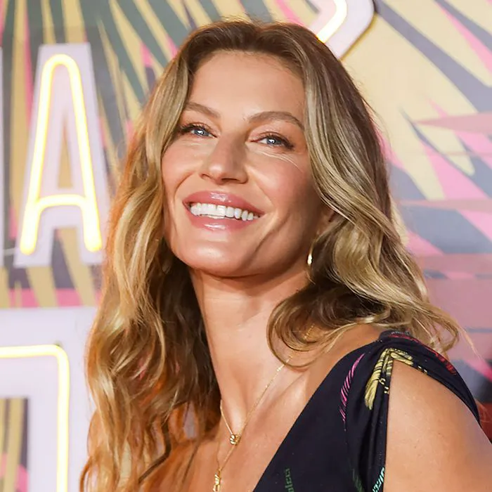 Gisele Bündchen enjoys the festivities at Rio de Janeiro Carnival, showcasing her style.