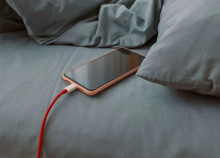 iphone-charging-warm-room