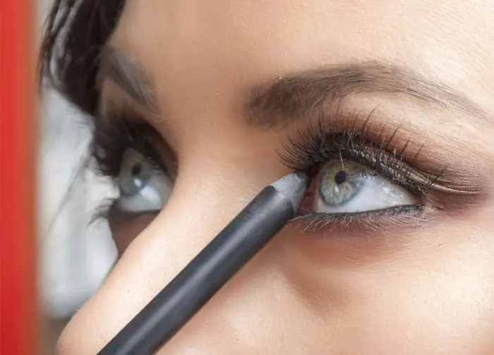 woman-applying-eyeliner