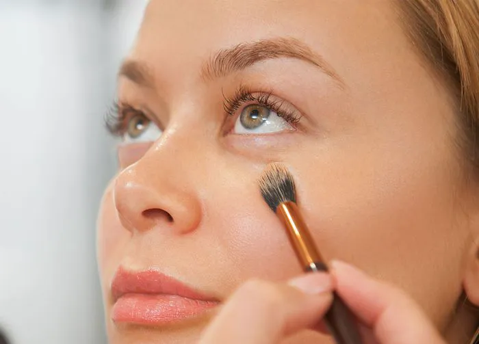 woman-applying-concealer