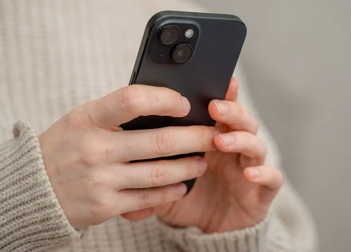 woman-using-iphone