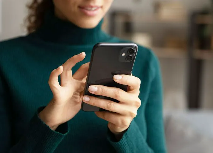 woman-using-iphone