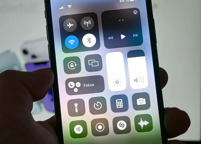 adjusting-brightness-iphone