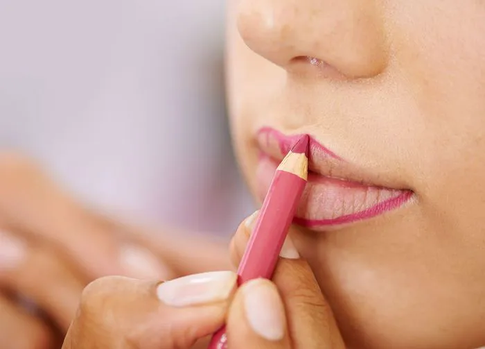 makeup-artist-lining-lip