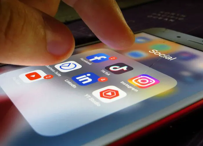 using-social-media-apps