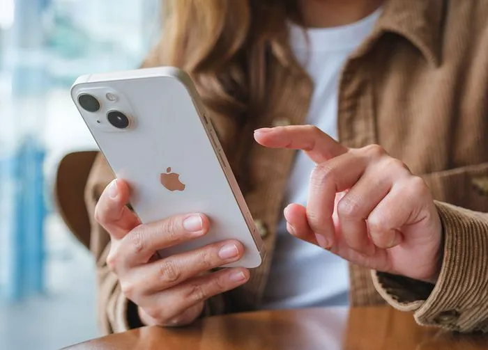 woman-texting-on-phone