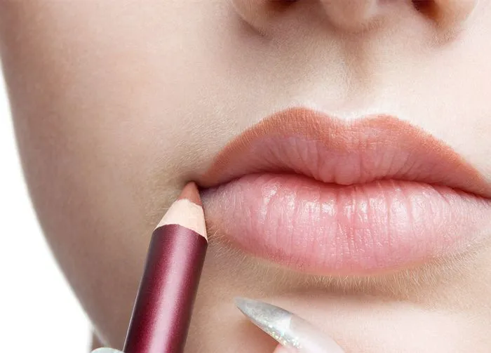 applying-lip-liner-corner-mouth