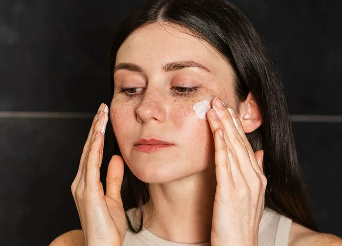 woman-applying-sunscreen