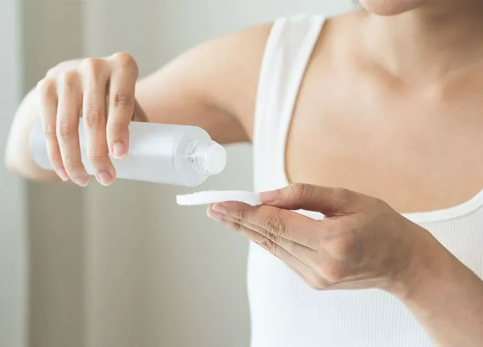 woman-using-exfoliator