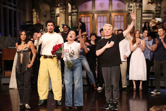 Bad Bunny and Scarlett Johansson at the end of SNL