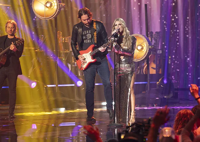 Jessica Simpson singing on American Idol