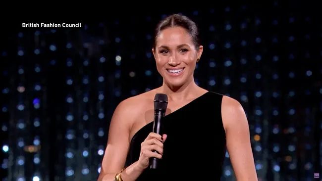 Meghan Markle presenting award at At The 2018 British Fashion Awards