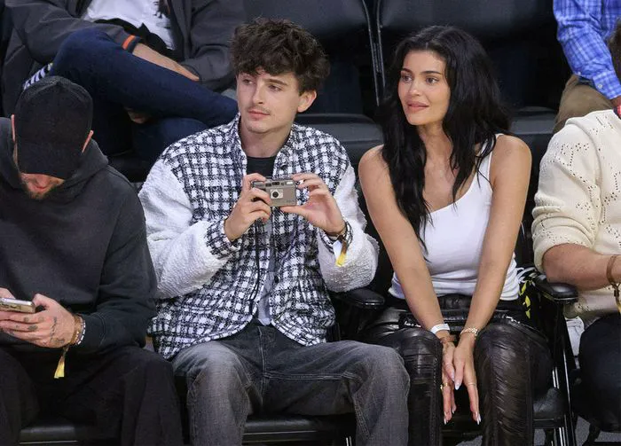 timothee chalamet and Kylie Jenner watching basketball game