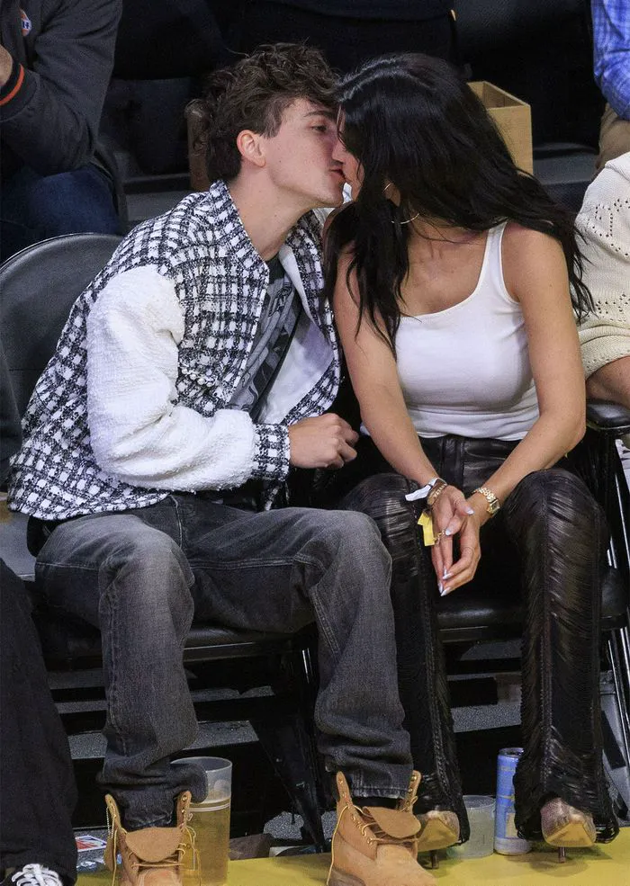 timothee chalamet and Kylie Jenner kissing
