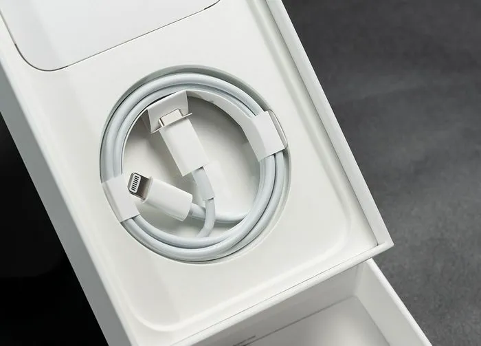 iphone-charger-package