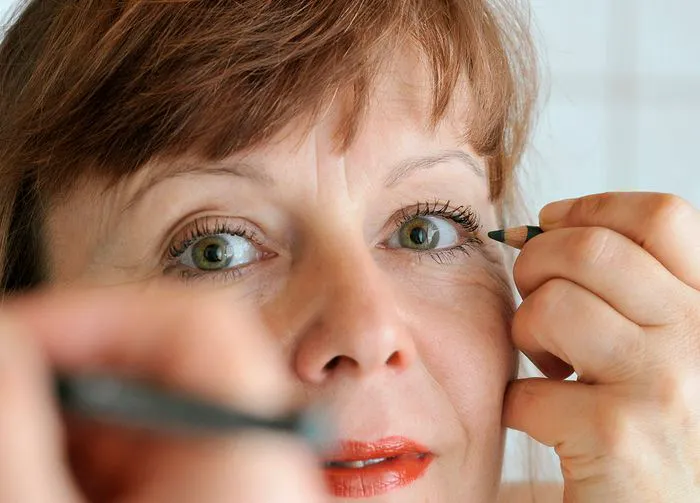 woman-applying-eyeliner-pencil