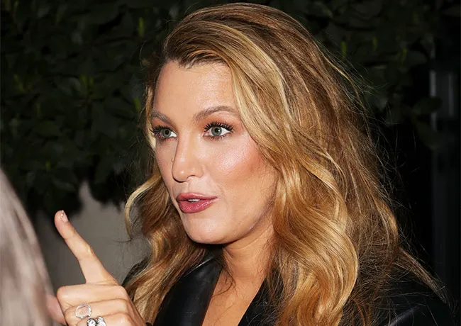 Blake Lively pointing fingers