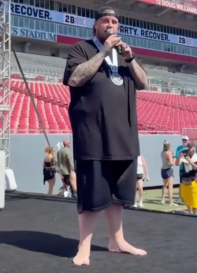 Jelly Roll performing live at the 2 Bears 5K event.