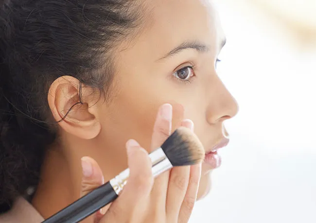 woman-applying-contour-makeup