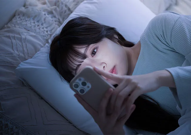woman-scrolling-bed