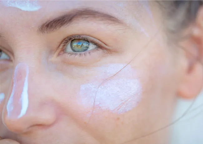 woman-sunscreen