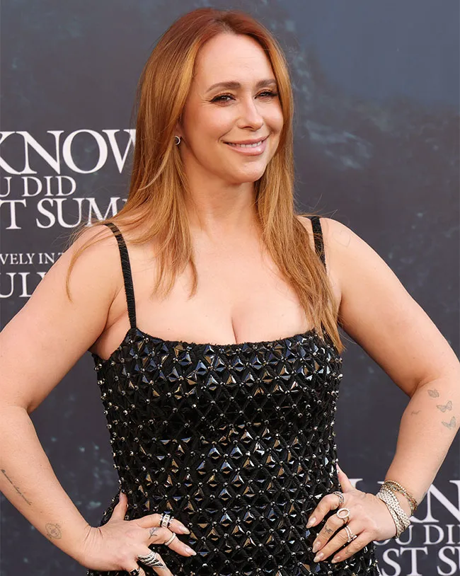 Jennifer Love Hewitt poses at I Know What You Did Last Summer premiere