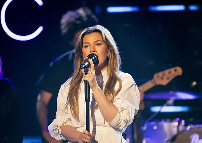 Kelly Clarkson singing on The Kelly Clarkson Show