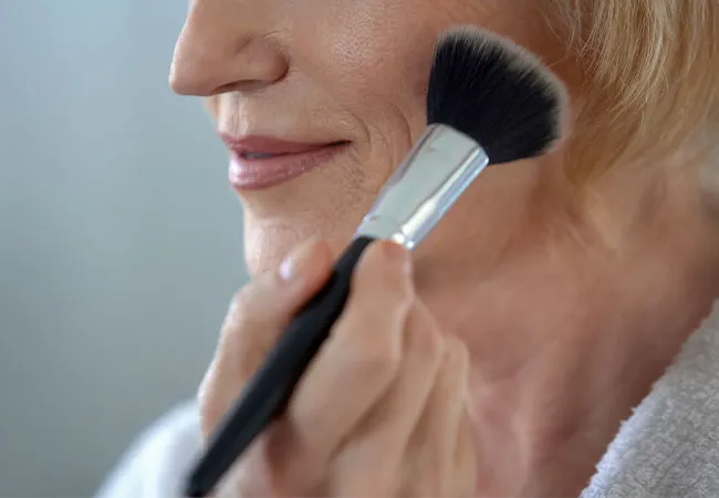 woman-applying-makeup