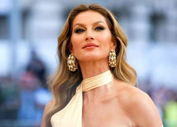 Gisele Bundchen captivating audience at the 2018 Met Gala.