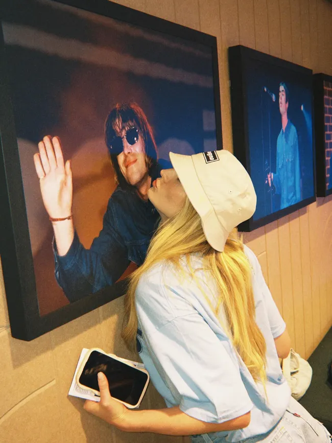 Sophie Turner kisses photo Liam Gallagher Oasis concert