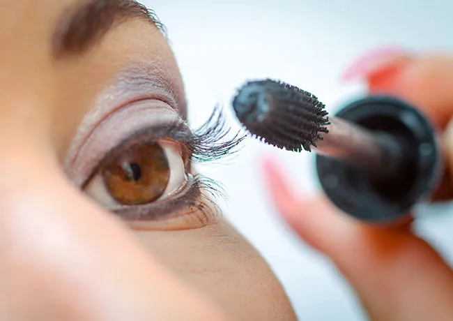 woman-applying-mascara