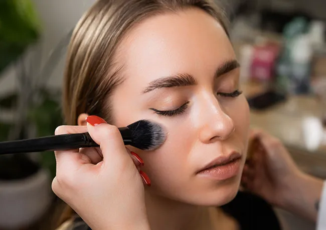 woman-applying-foundation