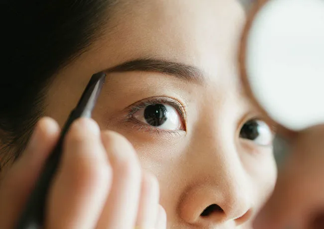 girl-filling-eyebrows
