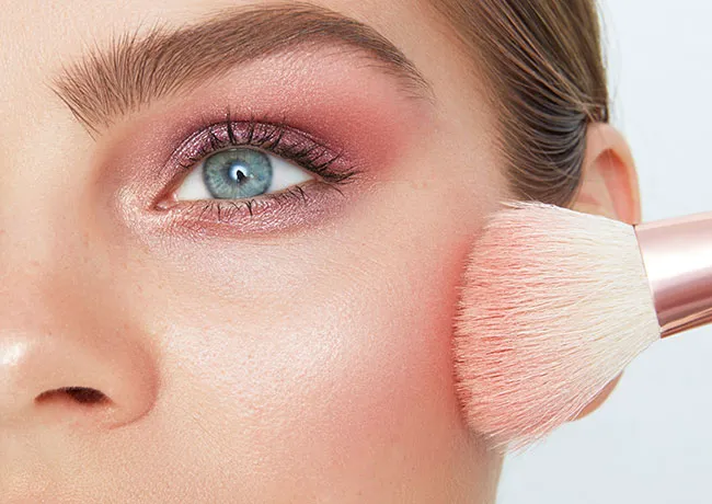 woman-applying-blush