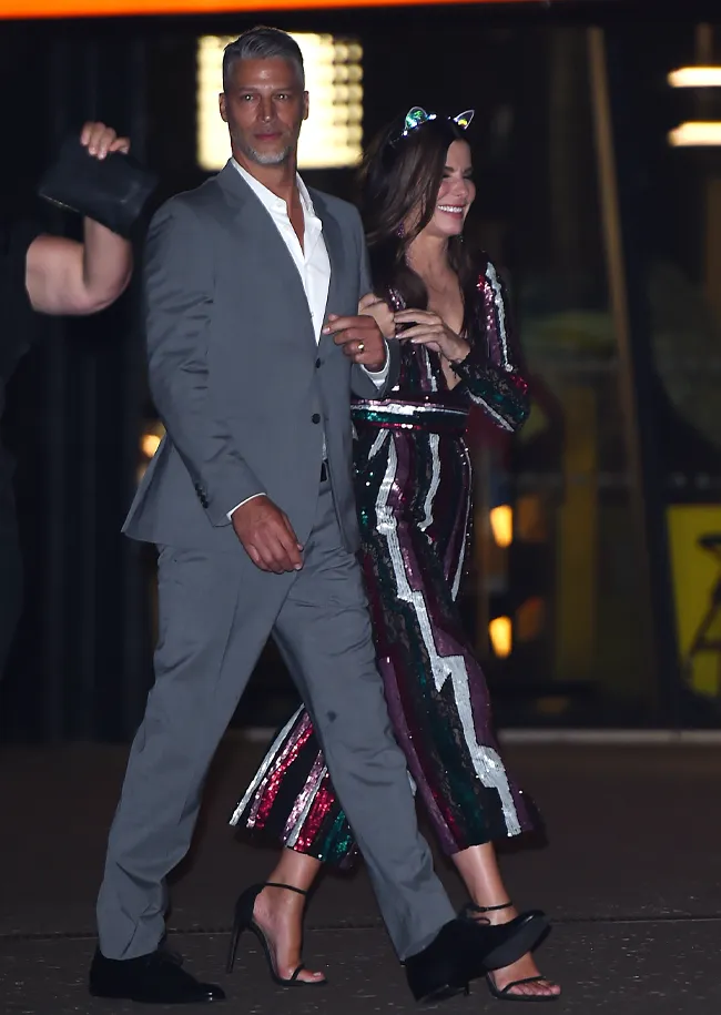 "Sandra Bullock and Bryan Randall photo-bombed in London"