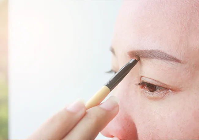 woman-filling-in-brows