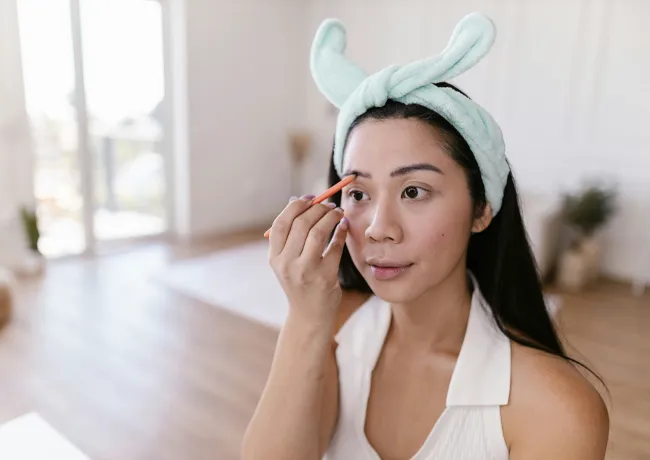 woman-shaping-eyebrows