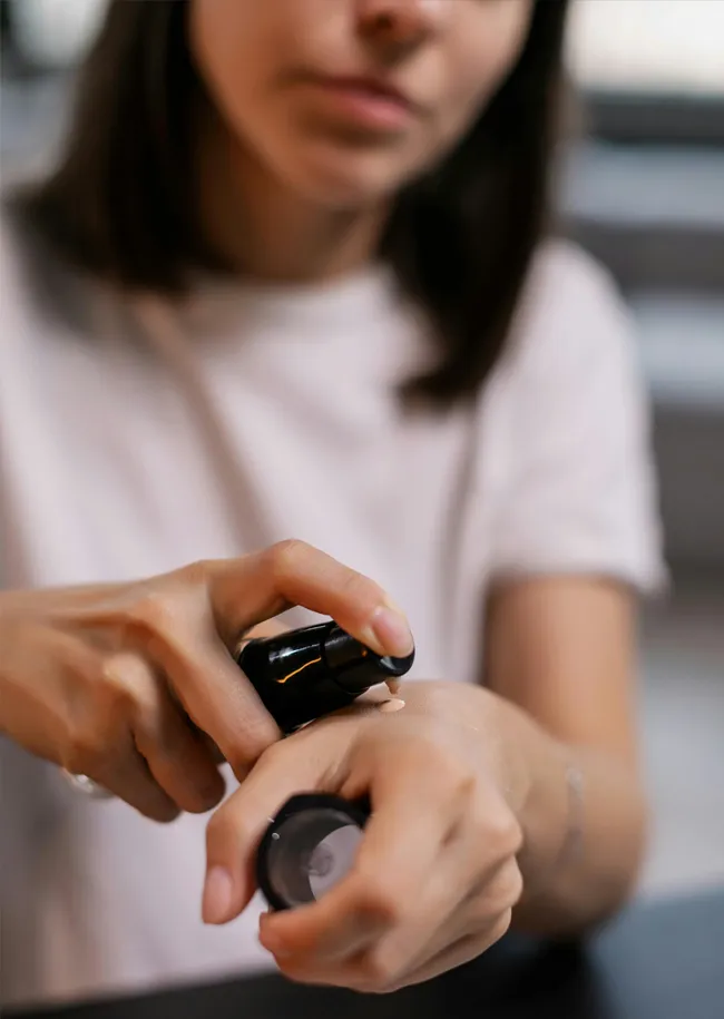 woman-applying-foundation-palm