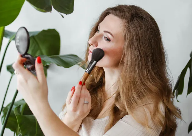 woman-applying-blush