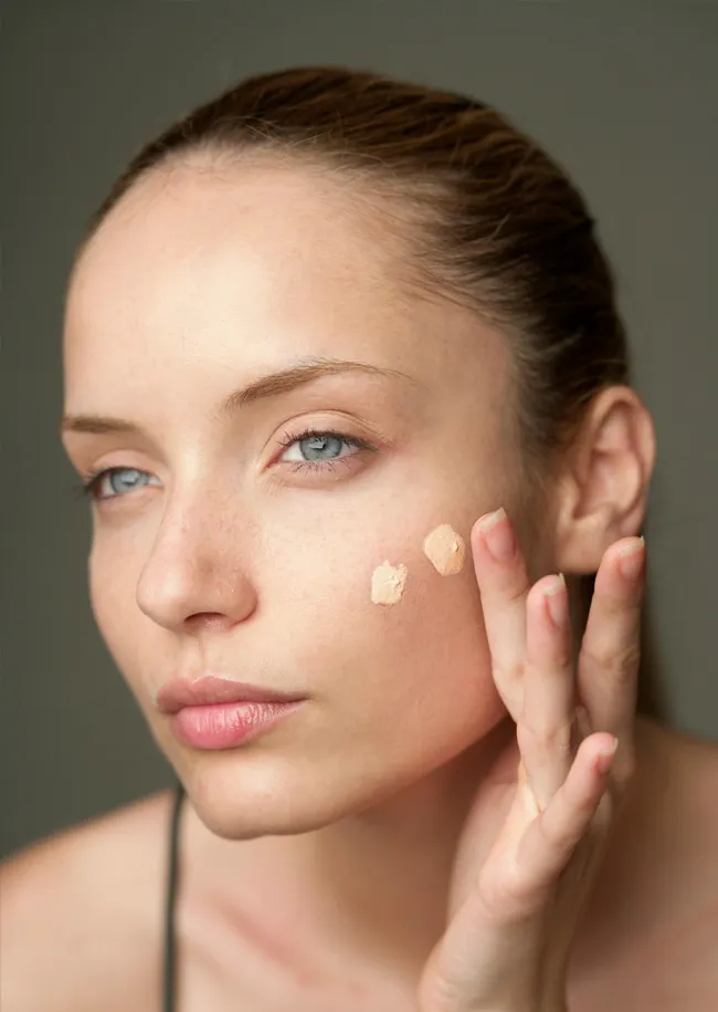 woman-putting-on-light-foundation