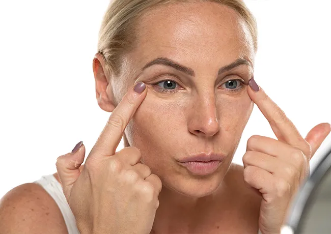 woman-applying-concealer