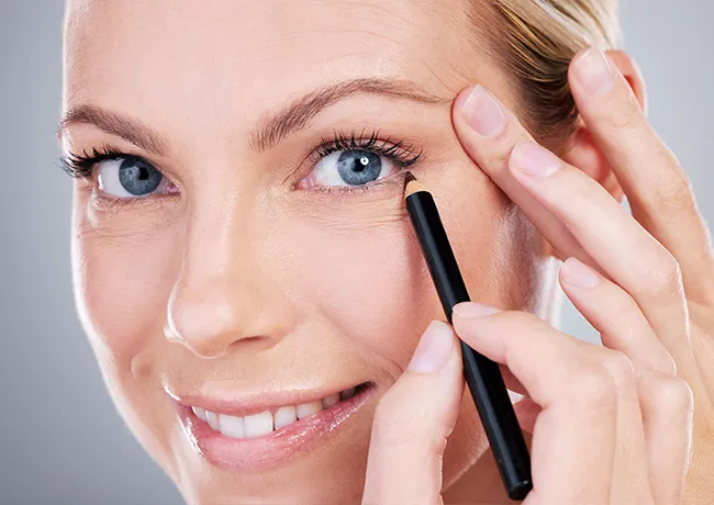 woman-tugging-eyelid