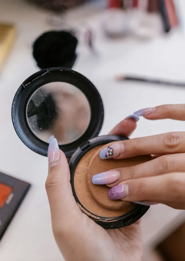 woman-using-powdered-foundation