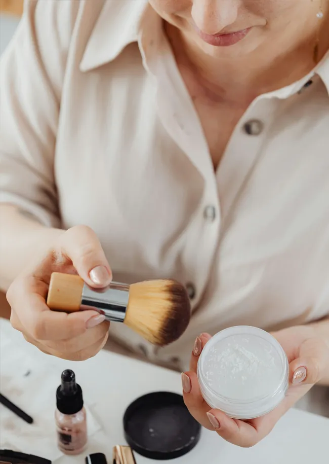 woman-using-setting-powder