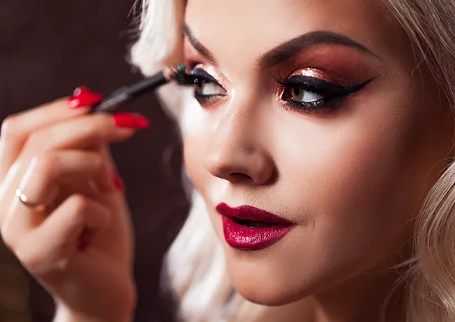 woman-applying-eyeliner