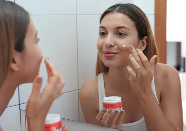 woman-applying-moisturizer